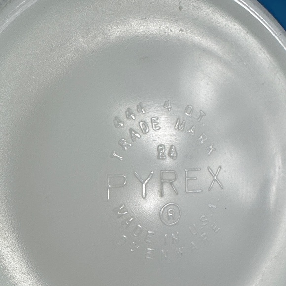 Vintage Pyrex Blue Garland Snowflake Cinderella Nesting Mixing Bowl 24 In - Picture 10 of 10